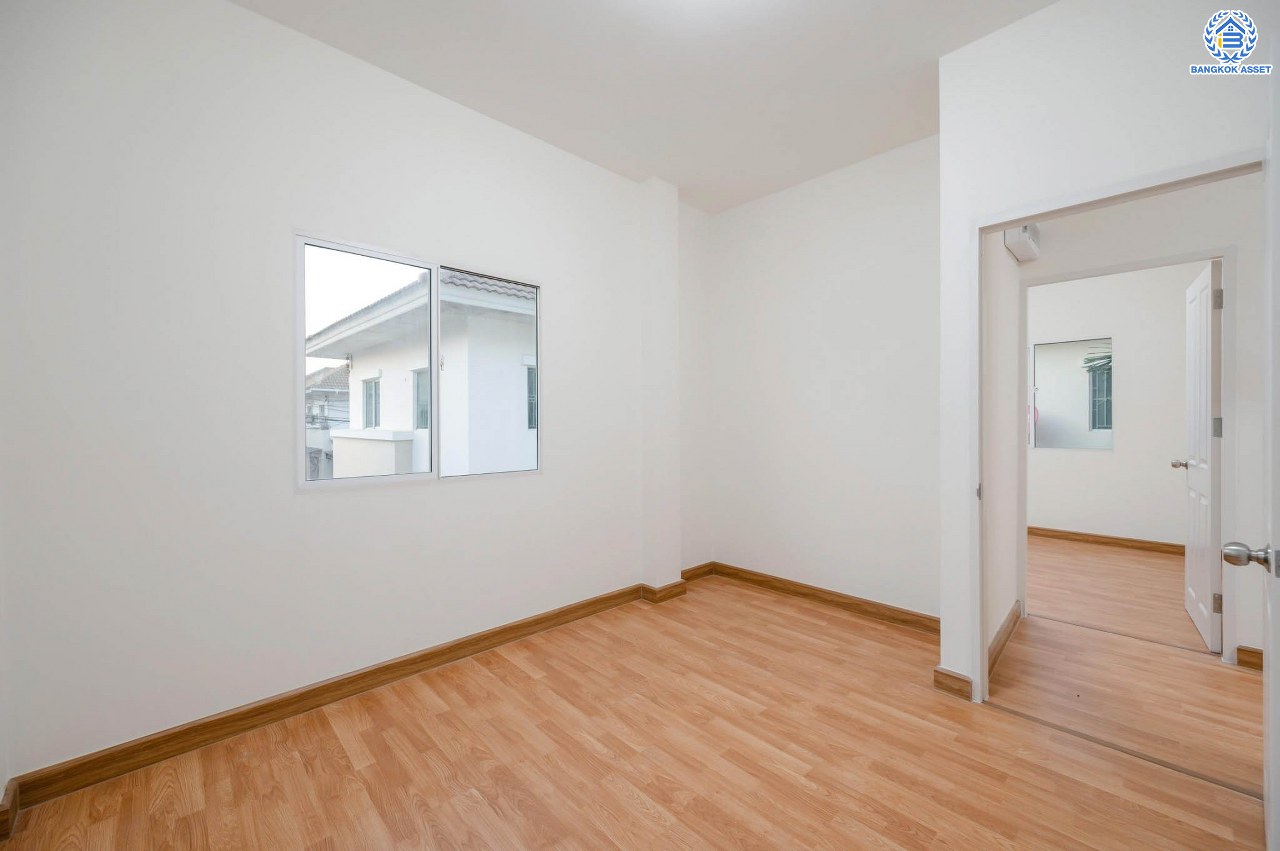 บ้านมือสองตกแต่งใหม่ โครงการ แลนซิโอ วงแหวน-ปิ่นเกล้า เนื้อที่ 37.3 ตร.ว. พื้นที่ใช้สอย 109.33 ตร.ม. พร้อมฟังก์ชัน 3 ห้องนอน 2 ห้องน้ำ จอดรถได้ 1 คัน บนทำเลเดินทางสะดวก ใกล้ถนนกาญจนาภิเษก เข้า-ออกได้หลายเส้นทาง ใกล้จุดขึ้นทางด่วน "ศรีรัช" และรถไฟฟ้าสายสีม่วง "สถานีสามแยกบางใหญ่"